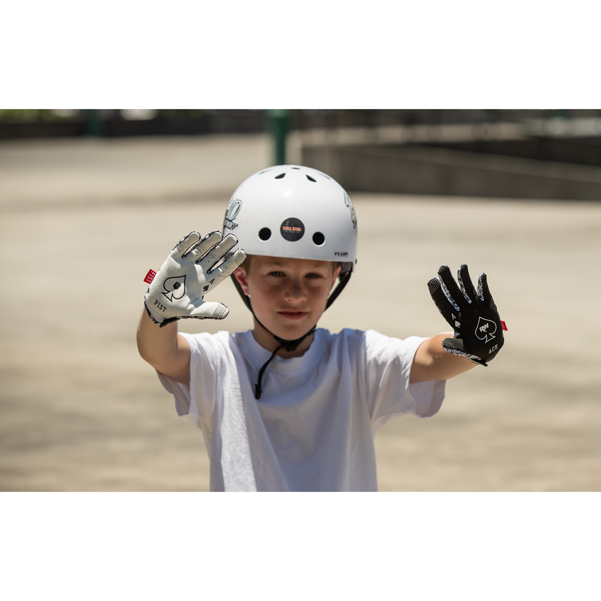 FIST HANDWEAR Youth Strapped R-Willy Ace Gloves - Medium F-GSY-01752-M
