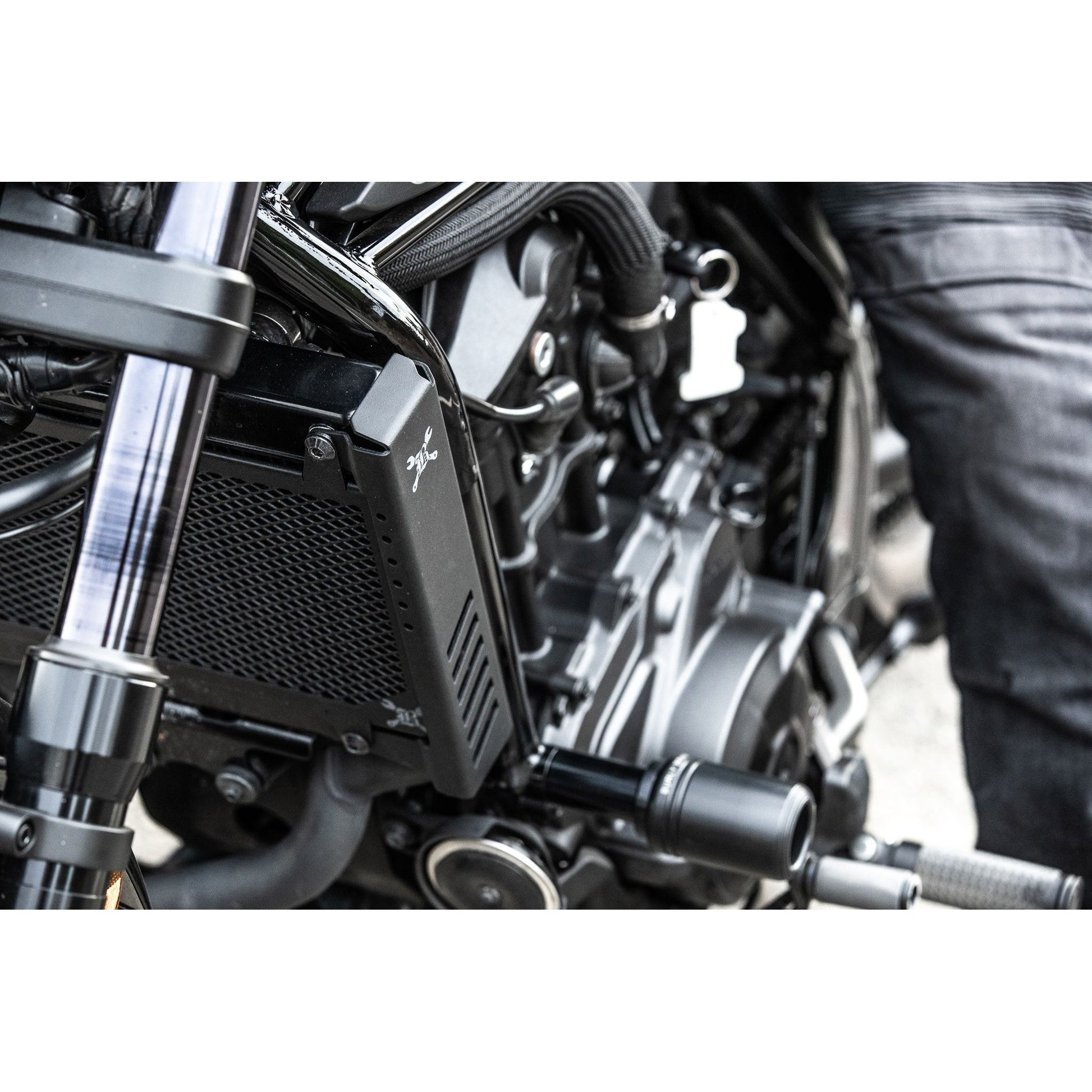 Slash Cut Radiator Cvr Black